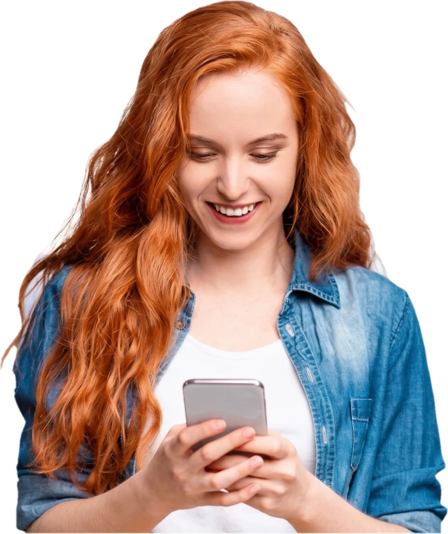 Comerciante sorrindo usando o celular