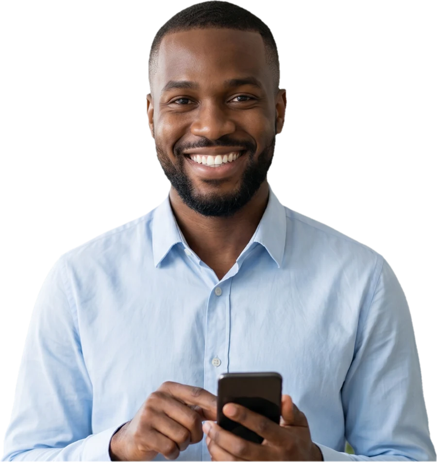 Microempreendedor individual sorrindo com celular na mão